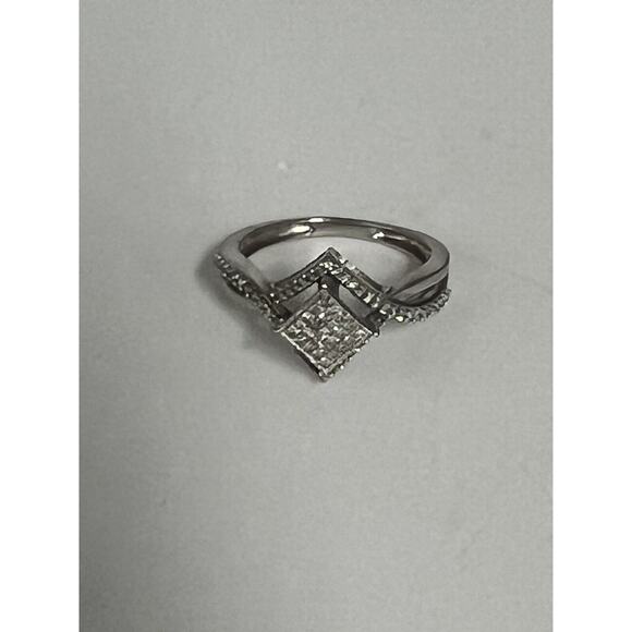Gorgeous 10k White Gold Diamonds Ring 0.25 CT , Size 6 - Picture 11 of 16